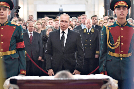 El presidente ruso Vladimir Putin participó del funeral de su embajador en Turquía poco después de la reunión con la plana mayor del Ministerio de Defensa. (Fuente: AFP)