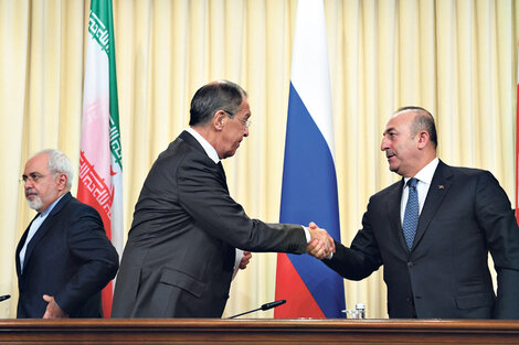 Zarif, Lavrov y Cavusoglu en la conferencia de presentación del acuerdo sobre Siria. (Fuente: AFP)