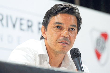 Marcelo Gallardo ayer durante la conferencia de prensa en la que anunció que sigue. (Fuente: Télam)