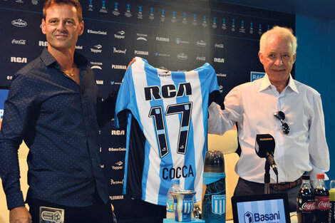 Cocca muestra la camiseta de Racing con su nombre. (Fuente: DyN)