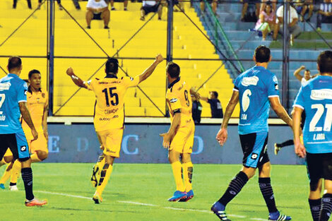 Los jugadores de Central llenan sus bocas de gol ante la resignación de los cordobeses.