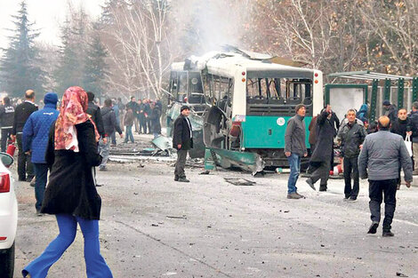 EL coche bomba chocó contra un transporte civil en Kayseri. (Fuente: EFE)