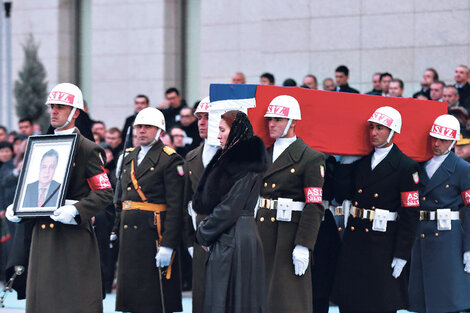 El cadáver de Kárlov fue repatriado a Rusia tras una solemne ceremonia en el aeropuerto de Ankara. (Fuente: AFP)