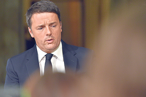 Matteo Renzi aceptó suspender su dimisión hasta que el parlamento apruebe la ley de Presupuesto esta semana.  (Fuente: EFE)