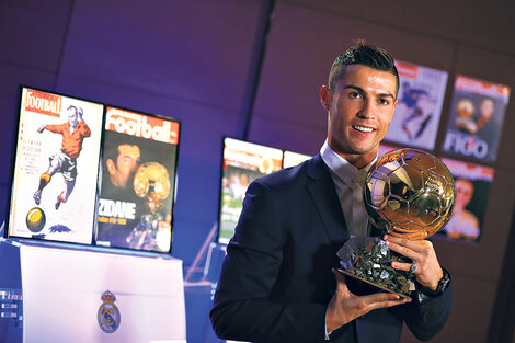 Cristiano Ronaldo muestra su cuarto Balón de Oro en uno de los salones del estadio Bernabeu. (Fuente: EFE)