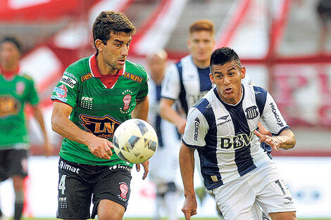 Carlos Araujo y Muñoz buscan la pelota.