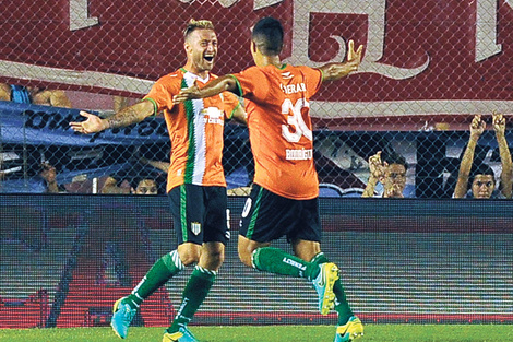 Cobo y Rodríguez festejan el agónico gol que puso a Banfield a un punto de Boca.