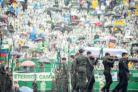 Los féretros pasaron ayer por el campo de juego de Chapecoense. 