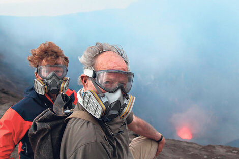 El vulcanólogo británico Clive Oppenheimer y Werner Herzog en la boca del infierno. 