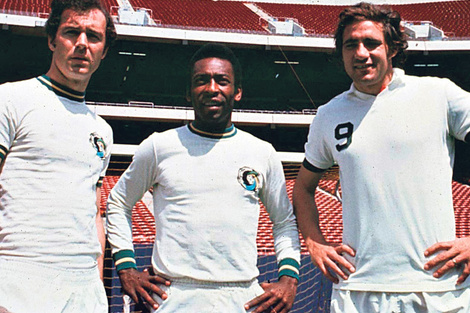 Franz Beckenbauer, Pelé y el italiano Chinaglia posan con la camiseta del Cosmos.