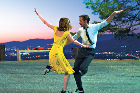 Emma Stone y Ryan Gosling bailan con la ciudad de Los Angeles como telón de fondo en La La Land.