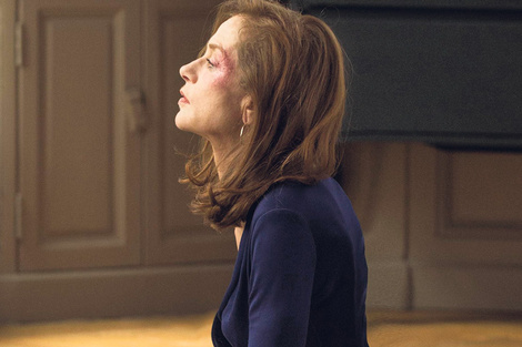 Huppert en una escena de Elle, de Verhoeven: “Era como si cada día prendiéramos un fósforo y todo estallara en llamas”. 