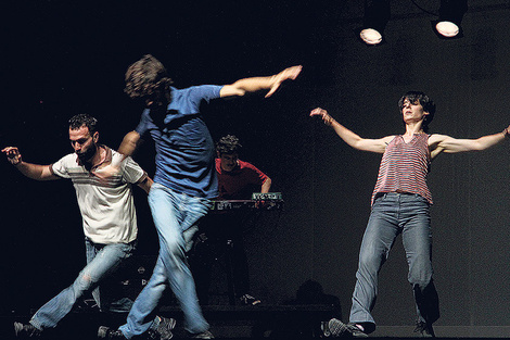 El espacio de la danza está en los cuerpos de Bárbara Hang, Pablo Castronovo y Andrés Molina.