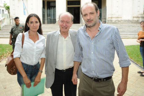 María Celeste y Guillermo Martínez junto a su padre, que también declaró ayer en el juicio.