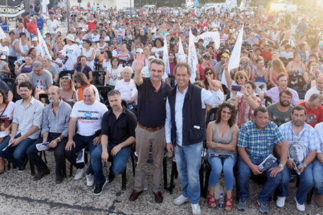 Scioli y Rossi presentaron en Rosario el documental "Las promesas incumplidas de Macri". (Fuente: Sebastián Granata)