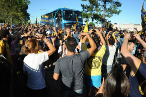 El plantel de Central fue despedido por sus hinchas antes de viajar a Córdoba. (Fuente: Alberto Gentilcore)