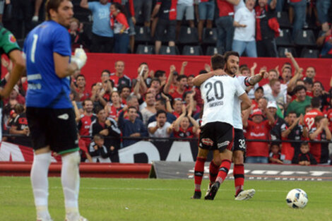 Scocco fesetejó su primer gol de la tarde, el tercero de Newell's. (Fuente: Sebastián Granata)