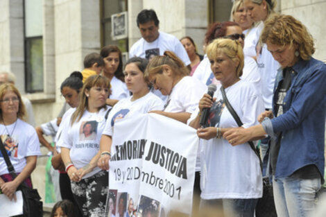 Al grito de "Presente, ahora y siempre", recordaron a los nueve muertos en Santa Fe.  (Fuente: Andres Macera)