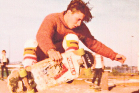 Walas en Mar del Plata  a comienzos de los 80.  El lugar de la foto es un hotel derrumbado: lo único que quedaba era la pileta que los chicos usaban como pista de skate.