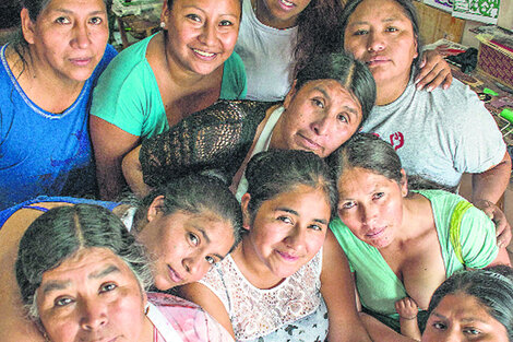 Trabajadoras de la Cooperativa Gráfica  La Voz de la Mujer, de la Federación de Organizaciones de Base, en su taller  de la Villa 20, en Lugano.