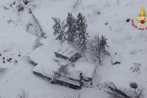 Italia: un alud sepultó un hotel bajo la nieve