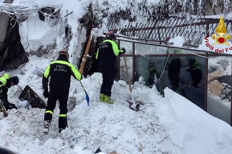 Hallan diez sobrevivientes atrapados por el alud en Italia