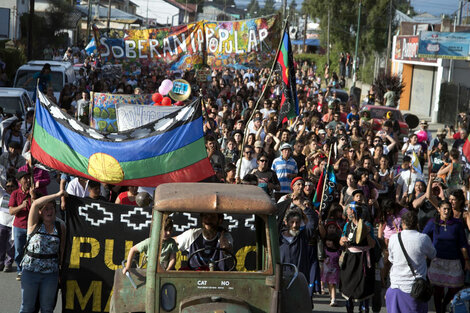Marcha de la resistencia en El Bolsón (Fuente: Télam)