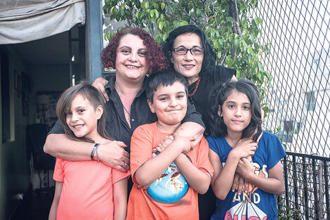 Andrea Majul, Silvina Maddaleno, Abril, Santiago y Jazmín. (Fuente: Constanza Niscovolos)