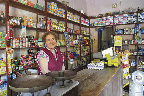 Haydée Jaime, dueña del almacén de ramos generales en Amboy, desde hace 52 años tras el mismo mostrador.