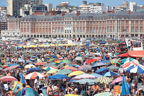 Mar del Plata a pleno, con un mar de sombrillas frente a las playas céntricas.