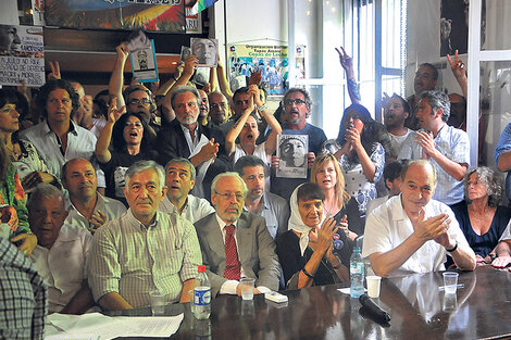 Maier, Rodríguez Saá, Verbitsky, Almeida, Zaffaroni y Yasky, entre otros, ayer, en la sede porteña de la Tupac Amaru.