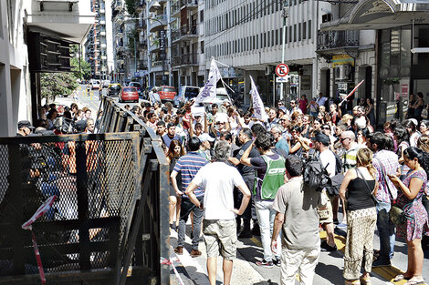 Todas las sedes de Educación amanecieron ayer valladas por la policía. Y el Gobierno cortó el diálogo prometido.