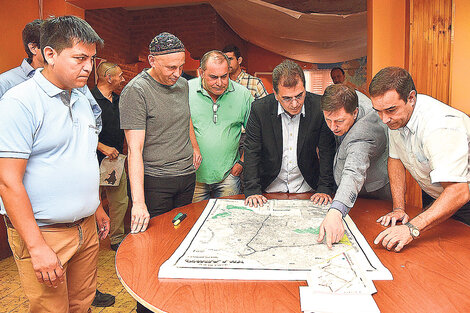 Bergman, con Cristian Ritondo (de saco oscuro), conociendo el territorio bonaerense.