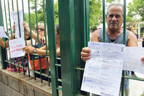 Vecinos reclamando por la falta de luz con boletas del tarifazo. (Fuente: DyN)