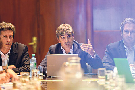 El ministro de Finanzas, Luis Caputo, junto a su equipo. Eligió al grupo de seis bancos amigos del Gobierno. (Fuente: Pablo Pazos - Ministerio Hacienda)