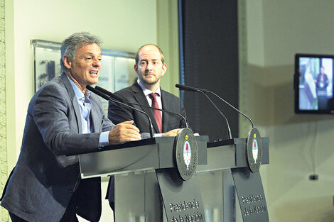 Francisco Cabrera, ministro de Producción, junto a Miguel Braun, secretario de Comercio, a cargo de los anuncios.