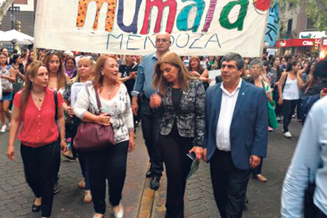 El renunciado Giacchi (der.) en la marcha por NiUnaMenos. (Fuente: MDZonlile)