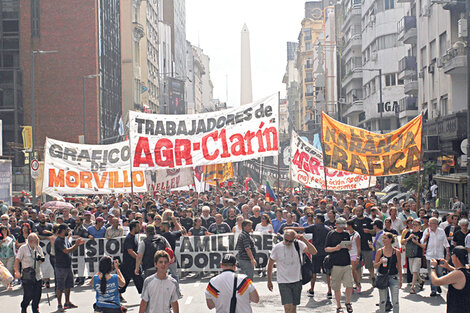 Masiva marcha de apoyo a los despedidos de AGR