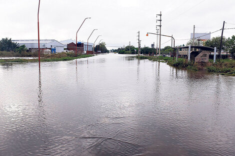 El agua es la misma pero el desmonte provoca que la tierra tenga diez veces menos capacidad de absorción.