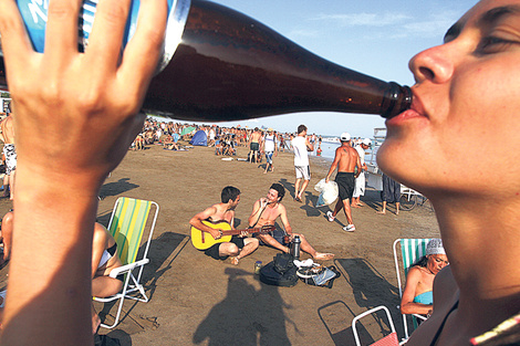 Los operativos buscan supuestamente evitar el ingreso de bebidas a las playas pero los balnearios las siguen vendiendo.