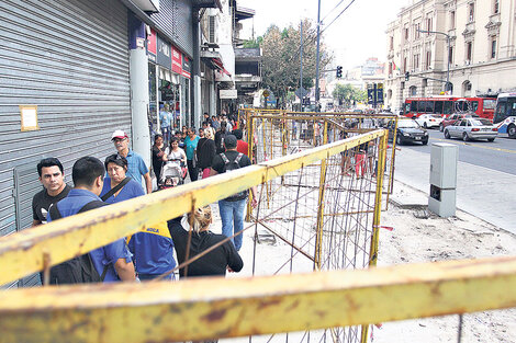 Contradicciones de una ciudad que alienta al peatón y al auto