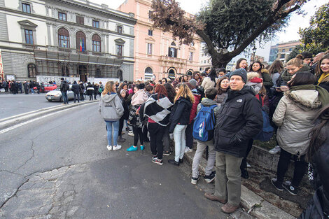 En Roma, los edificios y escuelas fueron rápidamente abandonados. (Fuente: EFE)