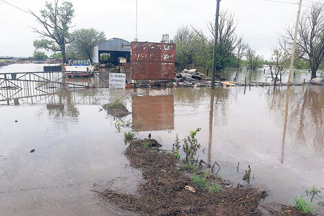 Las aguas bajan pero el alerta aún permanece