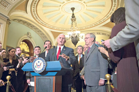 Rodeado de legisladores republicanos, Pence cargó contra el Obamacare ayer en rueda de prensa desde el Capitolio. (Fuente: EFE)