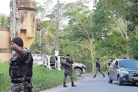 La Policía Militar rodeó el penal pero no tuvo posibilidad de acceso, mientras desde dentro arrojaban cadáveres decapitados.