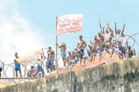 Un grupo de presos en el tejado de la penitenciaría estatal de Alcaçuz, en el nordeste de Brasil.