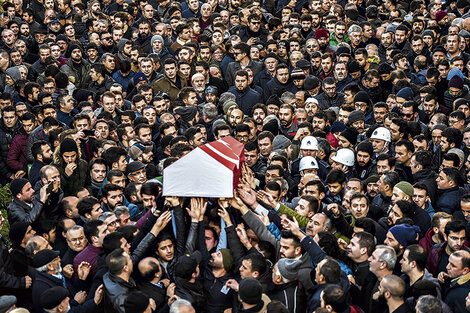 Una multitud acompaña el ataúd de Yunus Gurmek, de 23 años, una de las víctimas del atentado en la discoteca Reina, en la capital turca. (Fuente: AFP)