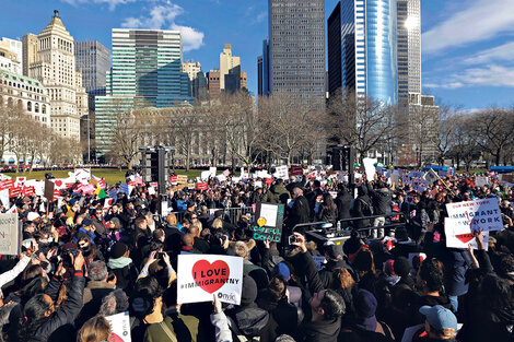 Miles de personas se manifestaron ayer en Battery Park, Nueva York, contra la política migratoria del nuevo gobierno. 