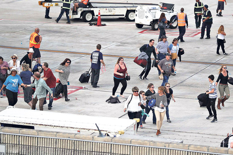 Pasajeros buscan escapar de la terminal donde se produjo el tiroteo, en el que murieron cinco personas. (Fuente: AFP)