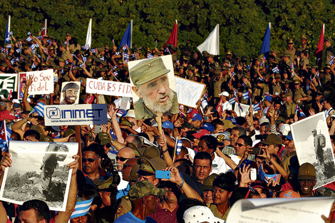 Miles de cubanos desbordaron la Plaza de la Revolución, con banderas de la isla y carteles que recordaban a Fidel. (Fuente: AFP)